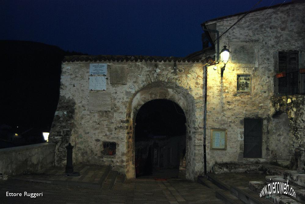 7 - la porta del paese.JPG